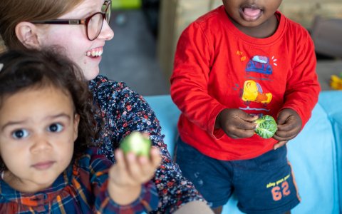 witte mama met twee gekleurde kindjes