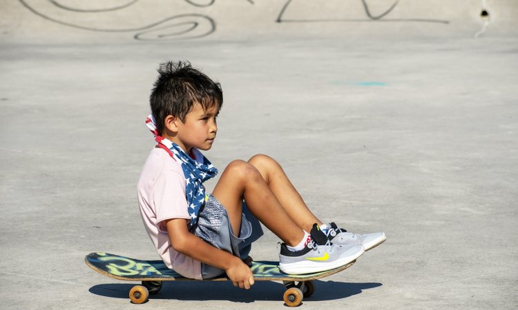 jongen op skateboard