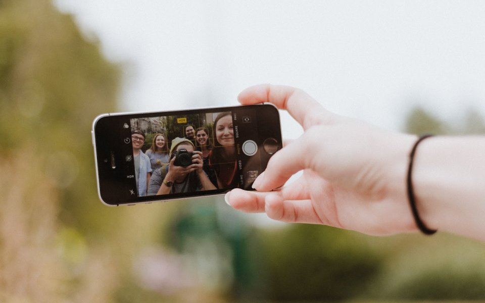 afbeelding van scherm smartphone met gezichten jongeren