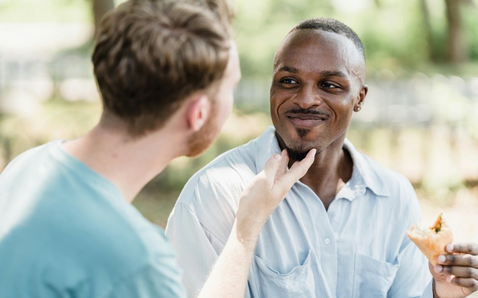 2-mannen-met-elkaar-in-gesprek--terwijl-ze-een-broodje-eten