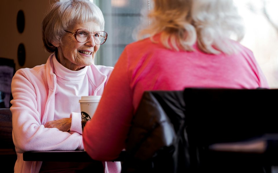 2-vrouwen-aan-tafel-met-koffie--luisterend-naar-elkaar