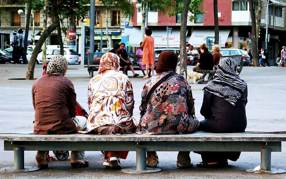 4-moslim-vrouwen-op-een-bankje-in-de-stad