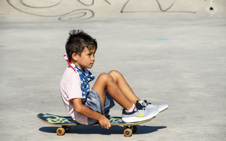 jongen op skateboard