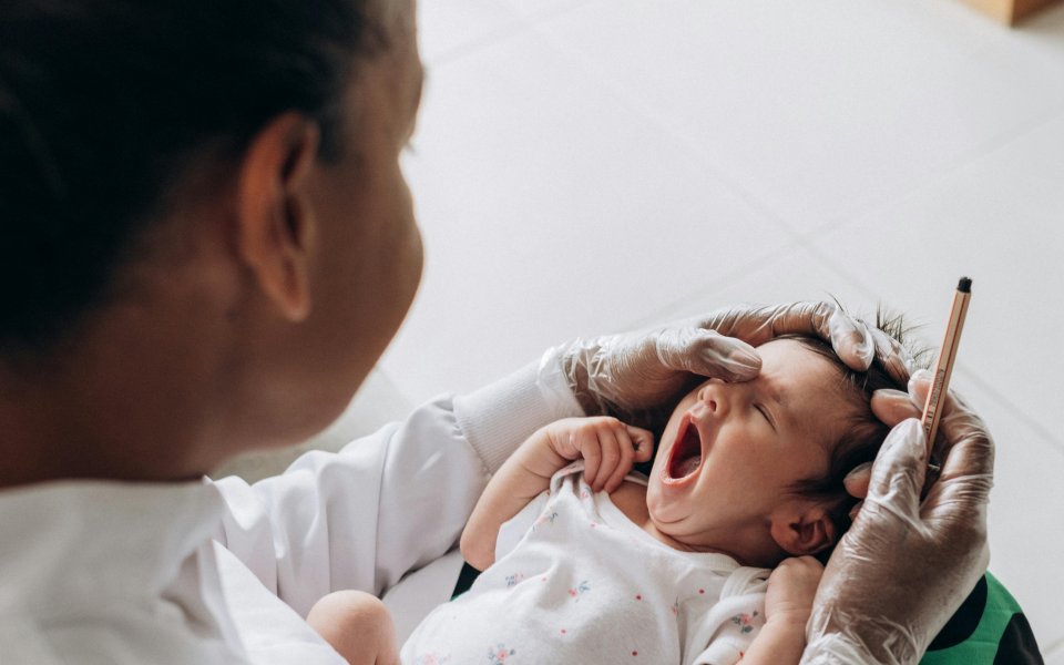 dokter-onderzoekt-baby