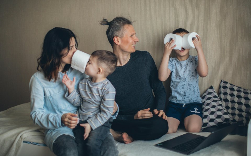 gezin-met-2-kinderen-die-gek-doen-met-wc-rollen