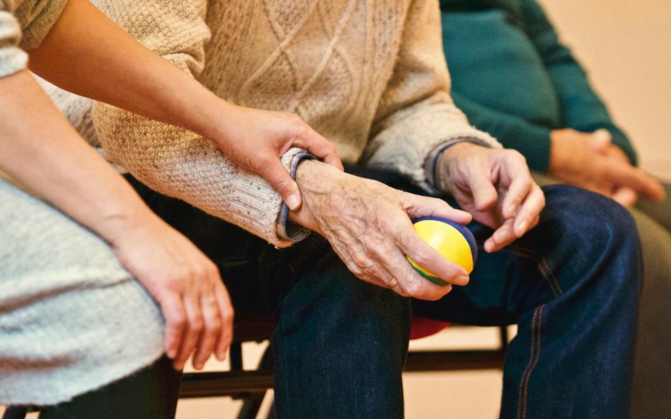 hand-van-iemand-jonger--neemt-hand-oudere-persoon-vast