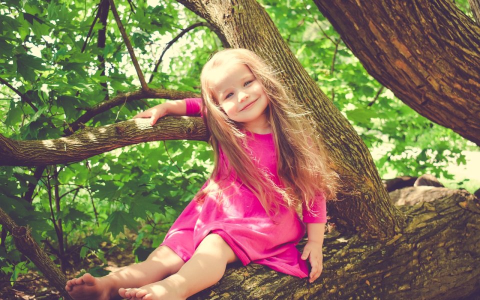 Nieuwsbericht Opgroeien Kleuter speelt op boomstam, meisje speelt buiten in bos