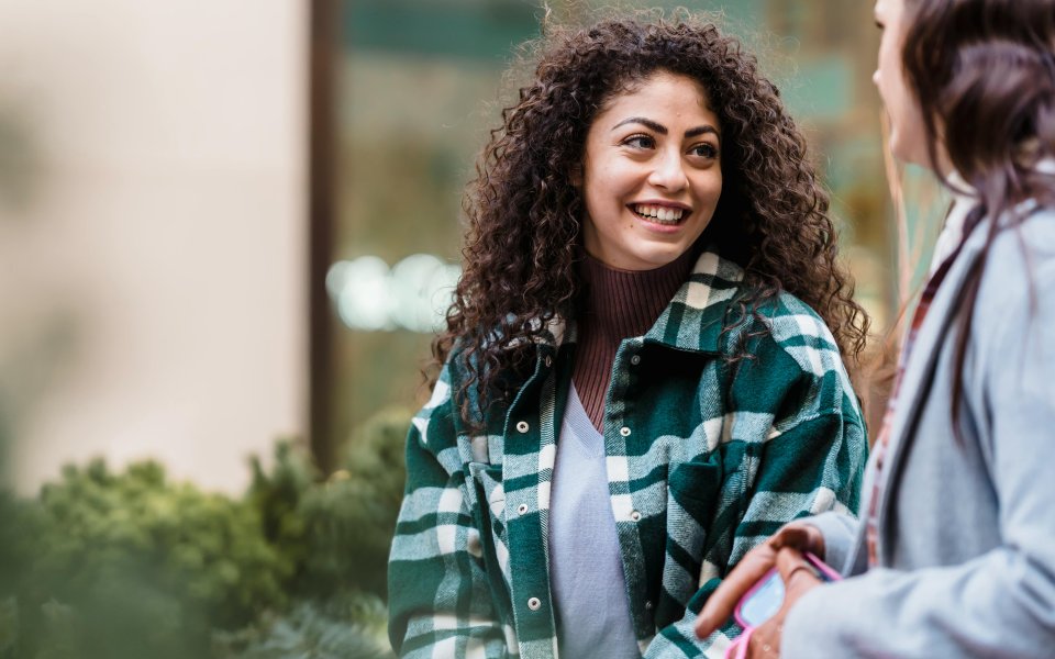 jonge-vrouw-in-gesprek-met-iemand