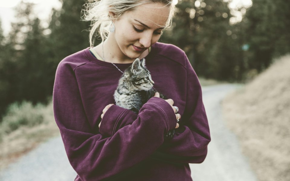 jonge-vrouw-knuffelt-een-katje