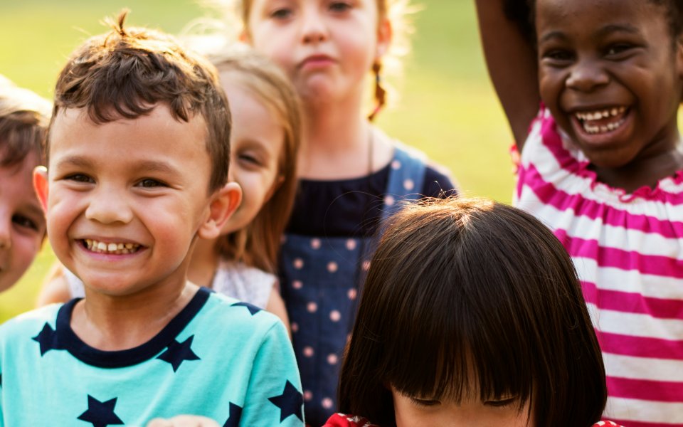 Nieuwsbericht Opgroeien Kinderen spelen buiten in de buitenschoolse opvang