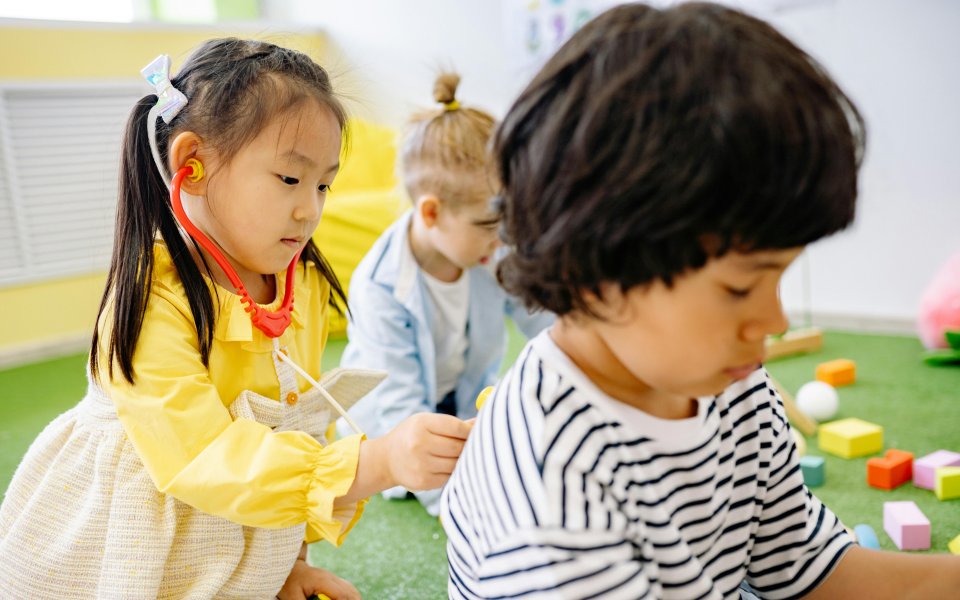 kleuters-spelen-doktertje-met-stethoscoop