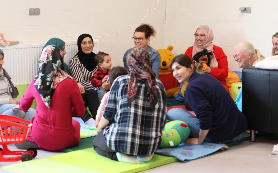 foto van groep ouders in gesprek