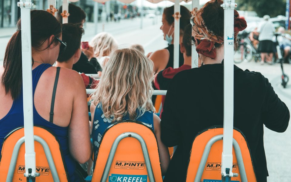 gezin op gocart aan zee