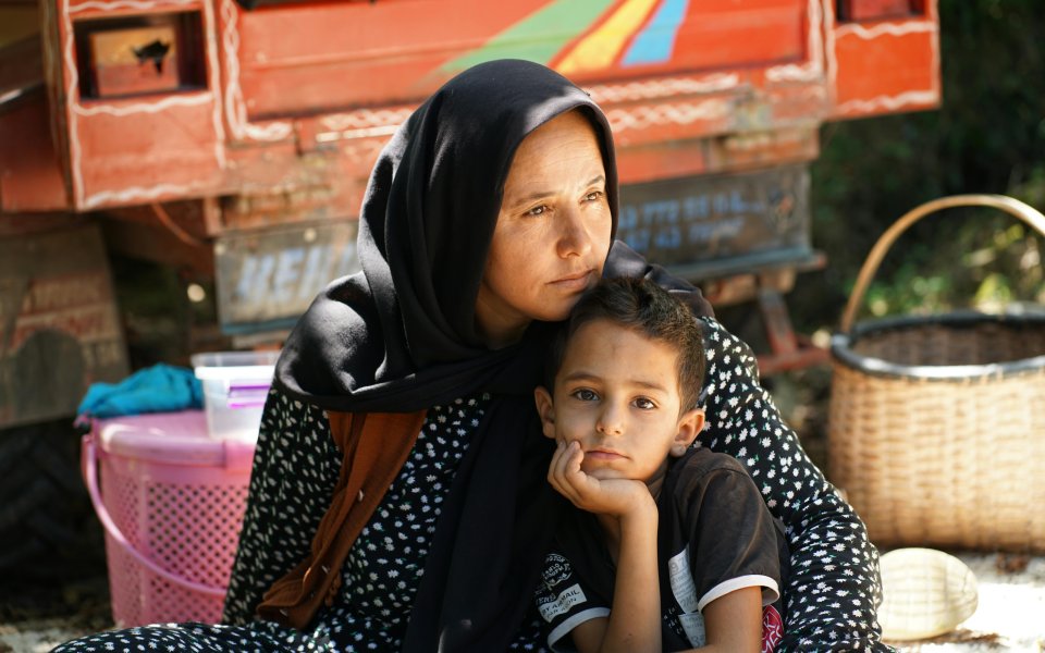 mama-met-hoofddoek-en-zoontje