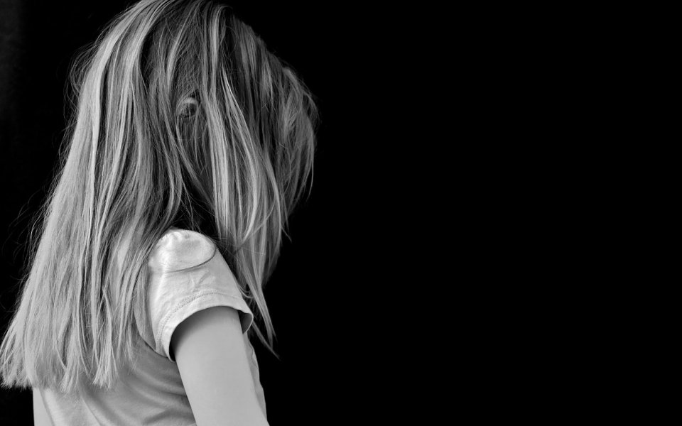 zwart-wit foto meisje droevig en alleen