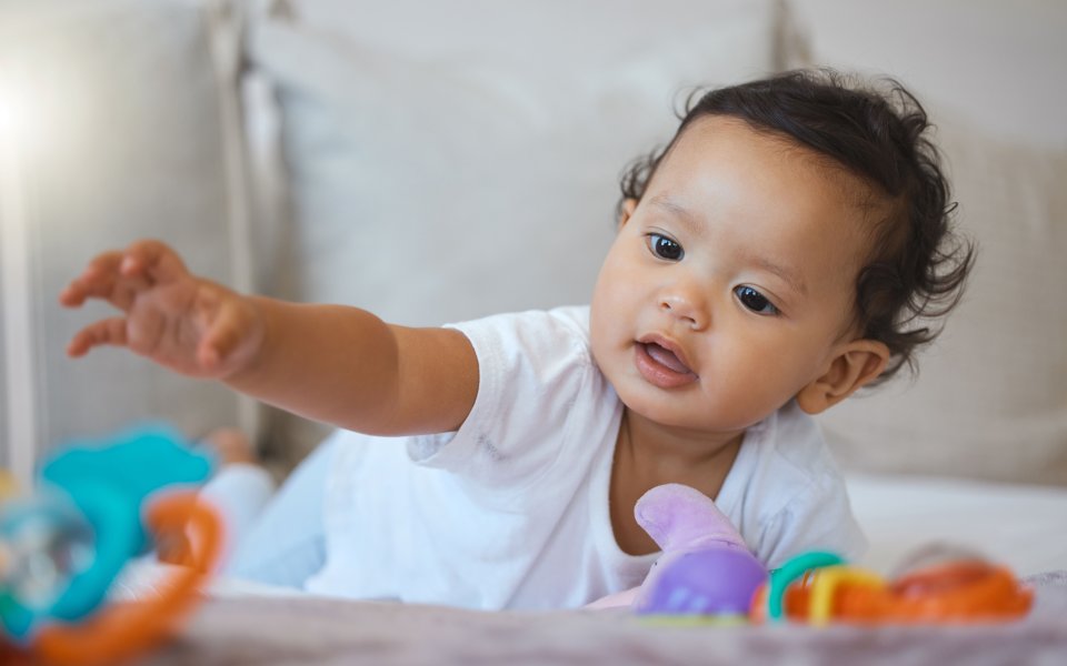 meisje op buiklig speelt in kinderopvang