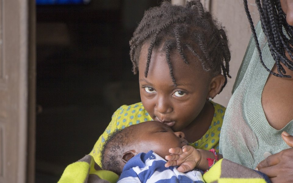 meisje-van-afrikaanse-origine-kust-babyzusje-op-het-hoofd