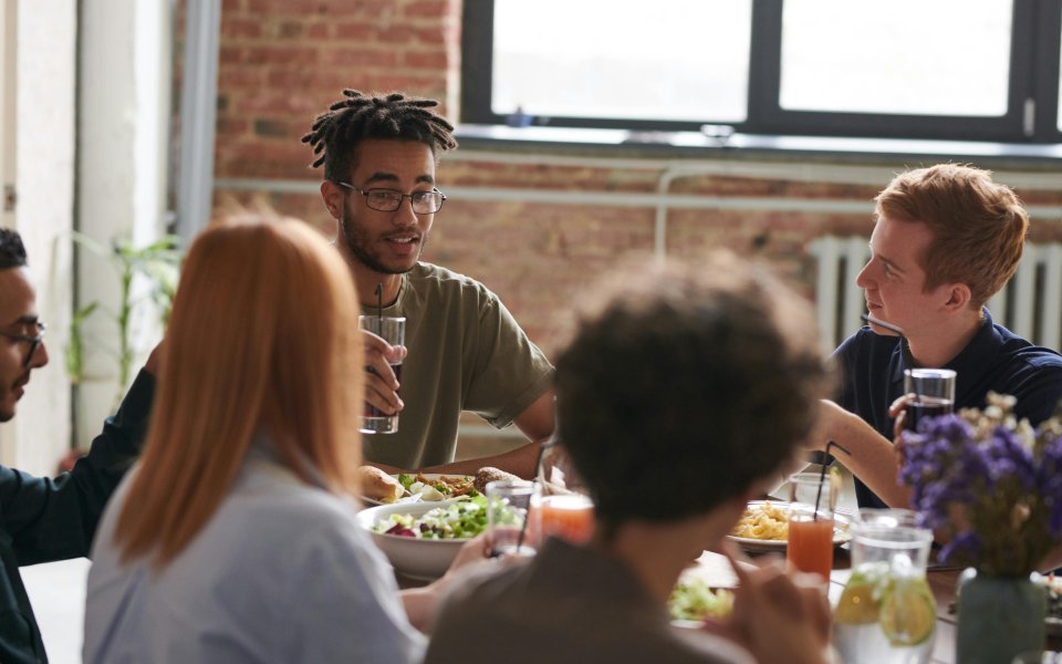 mensen-die-samen-aan-het-eten-en-vertellen-zijn