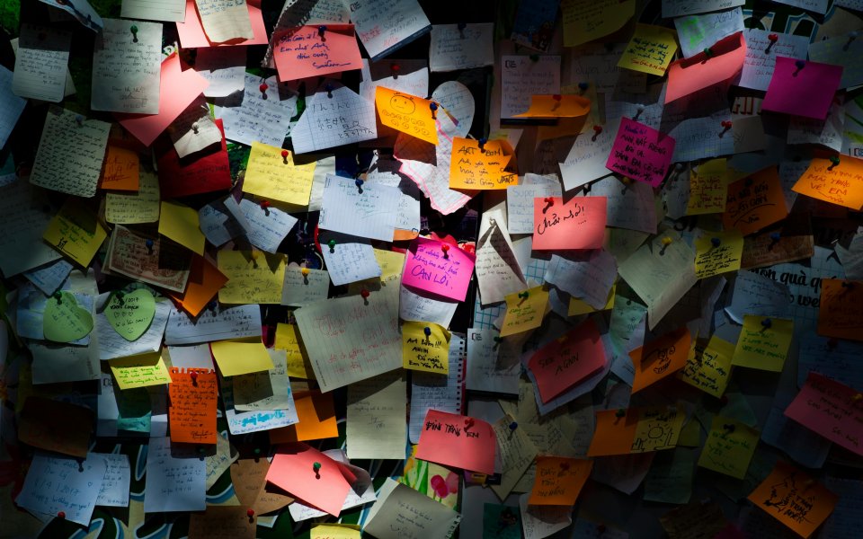 muur--overvol-met-post-its