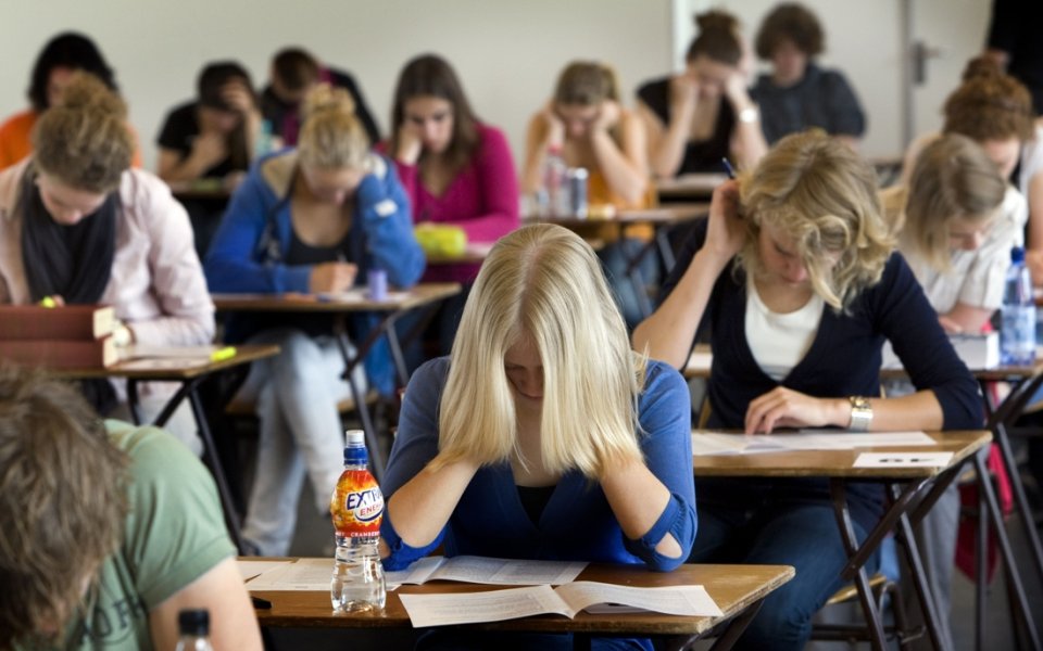 klas met jongeren in secundaire school examen