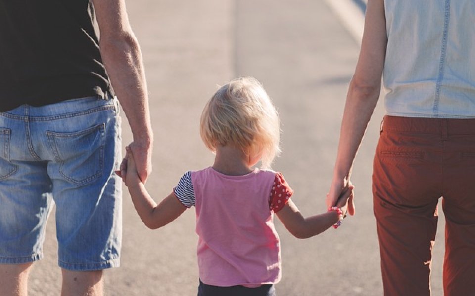 kindje hand in hand met ouders