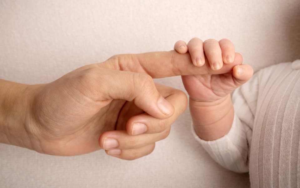 Baby neemt vinger vast