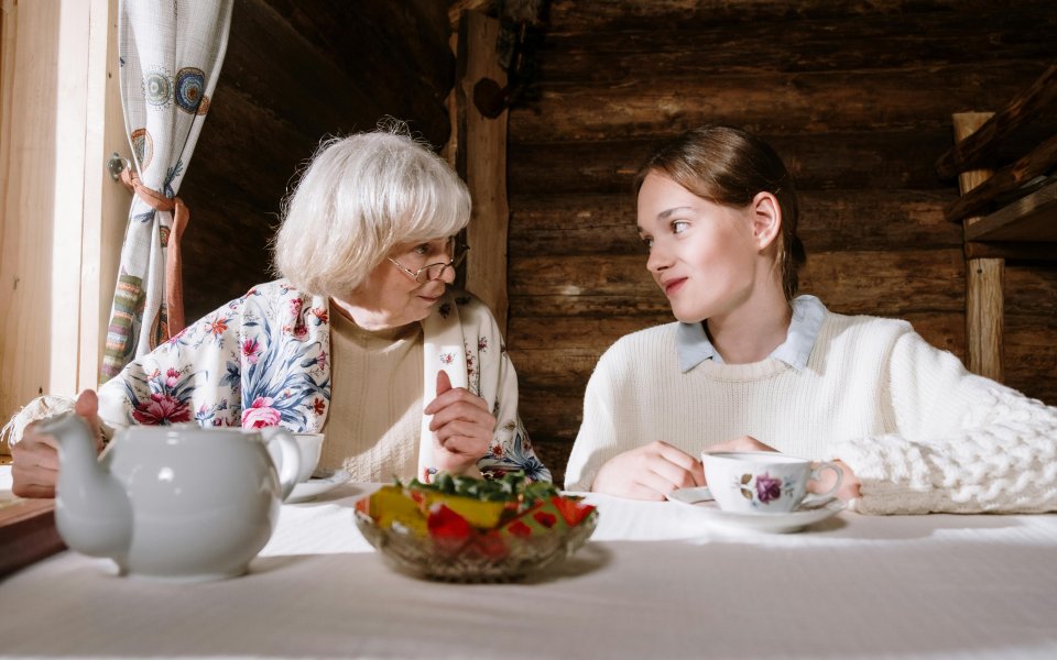 oudere-dame-in-gesprek-met-jong-meisje