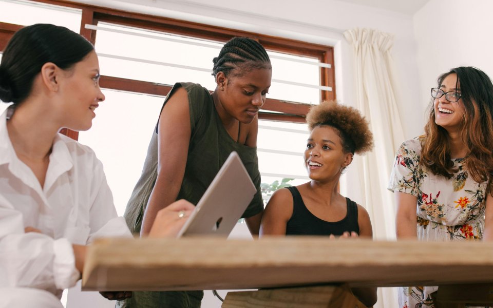 4 collega's in teambijeenkomst