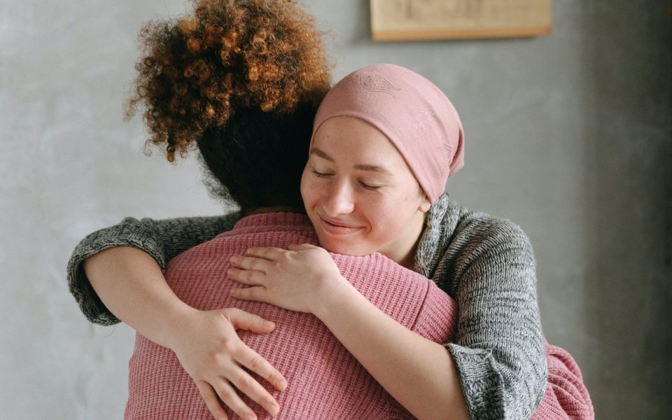 2 vrouwen omhelzen elkaar