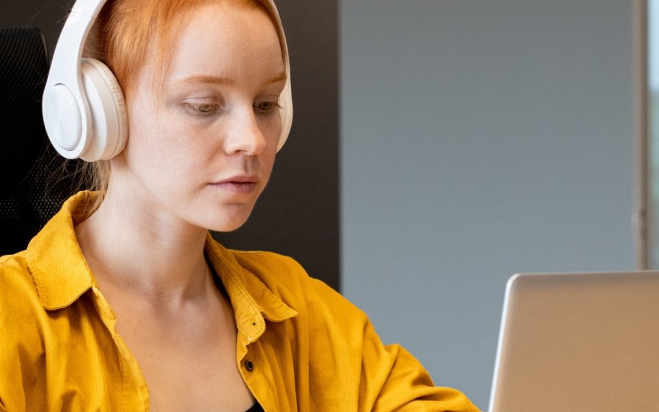 vrouw met hoofdtelefoon voor laptop