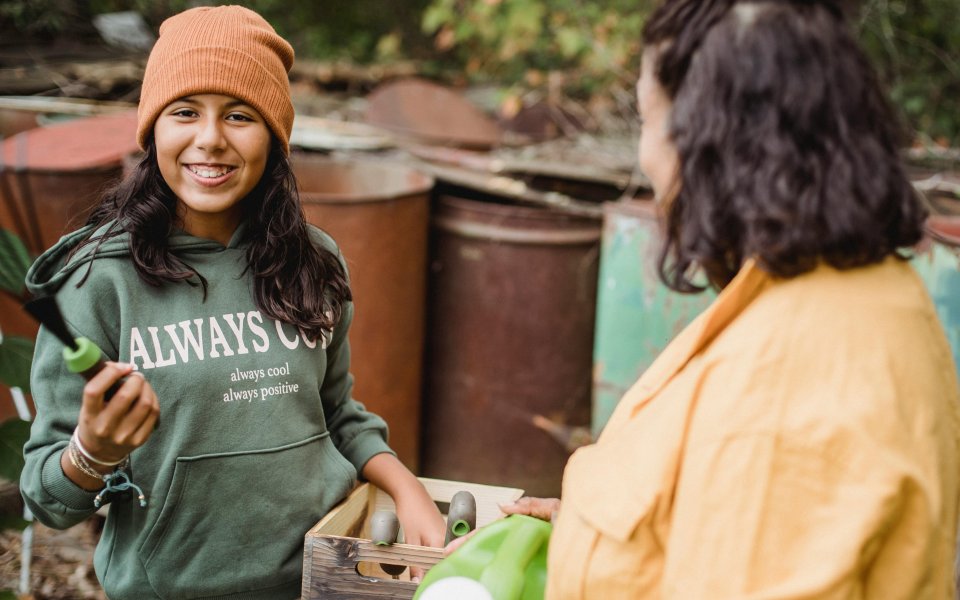 tiener-in-tuin-aan-het-werken-samen-met-volwassene