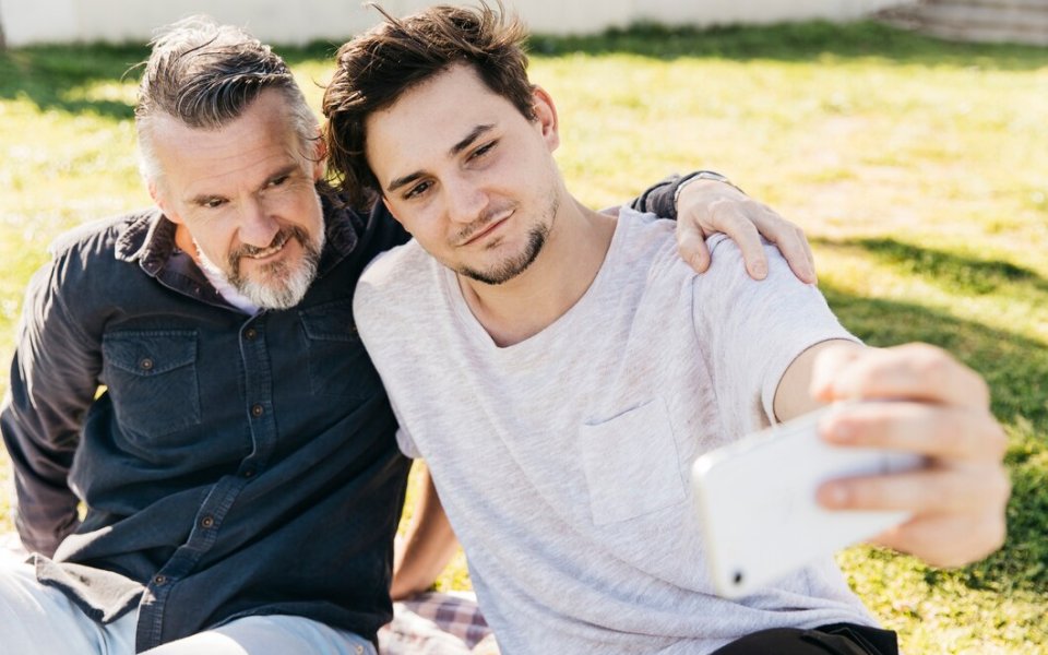 vader en zoon die selfie nemen