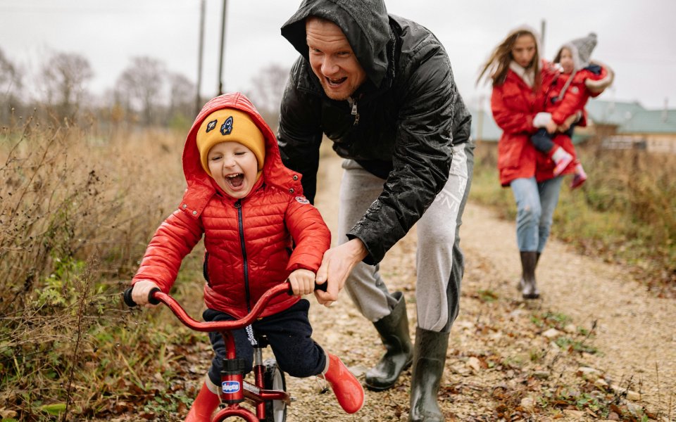 vader-helpt-zoontje-bij-het-leren-fietsen