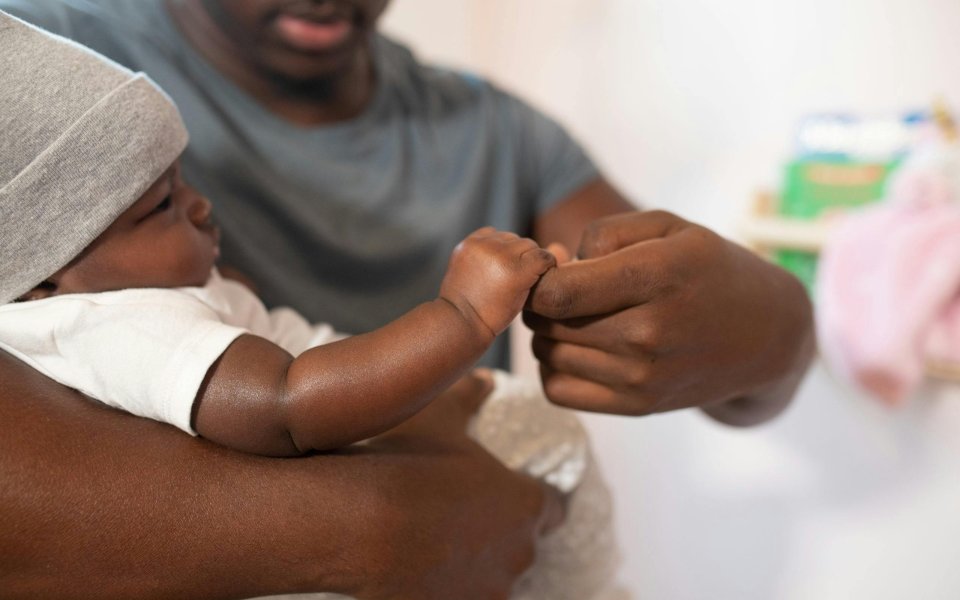 vader-houdt-handje-van-baby-vast