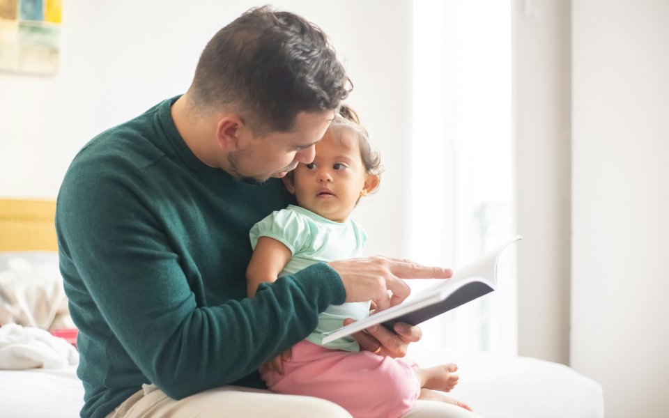 vader-leest-voor-aan-peutertje-met-ontwikkelingsstoornis