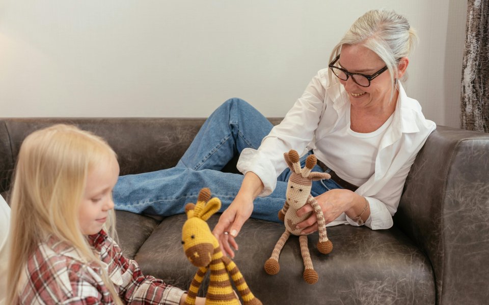 volwassene-is-in-de-zetel-aan-het-spelen-met-een-kind